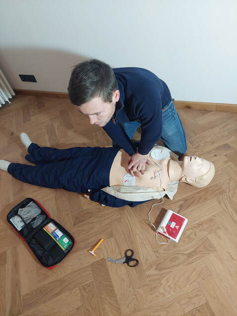 Démonstration de la réanimation cardio-pulmonaire lors d'une session de formation secouriste à Vitré, BretagnePhoto