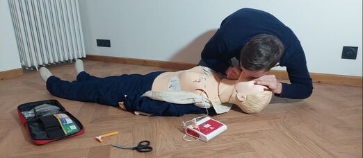 Démonstration des insufflations lors de la réanimation cardio-pulmonaire lors d'une session de formation secouriste à Vitré, Bretagne Photo